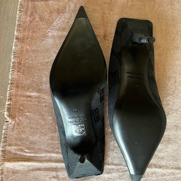 Balenciaga size 37. Brand new. Never worn. Sized up & they are too big for me - Picture 4 of 7